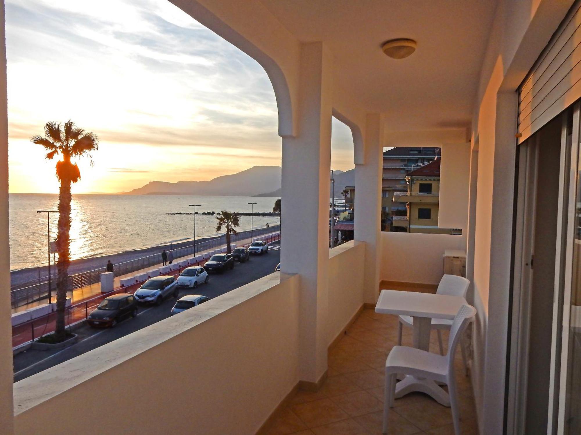 Hotel Kaly Ventimiglia Buitenkant foto