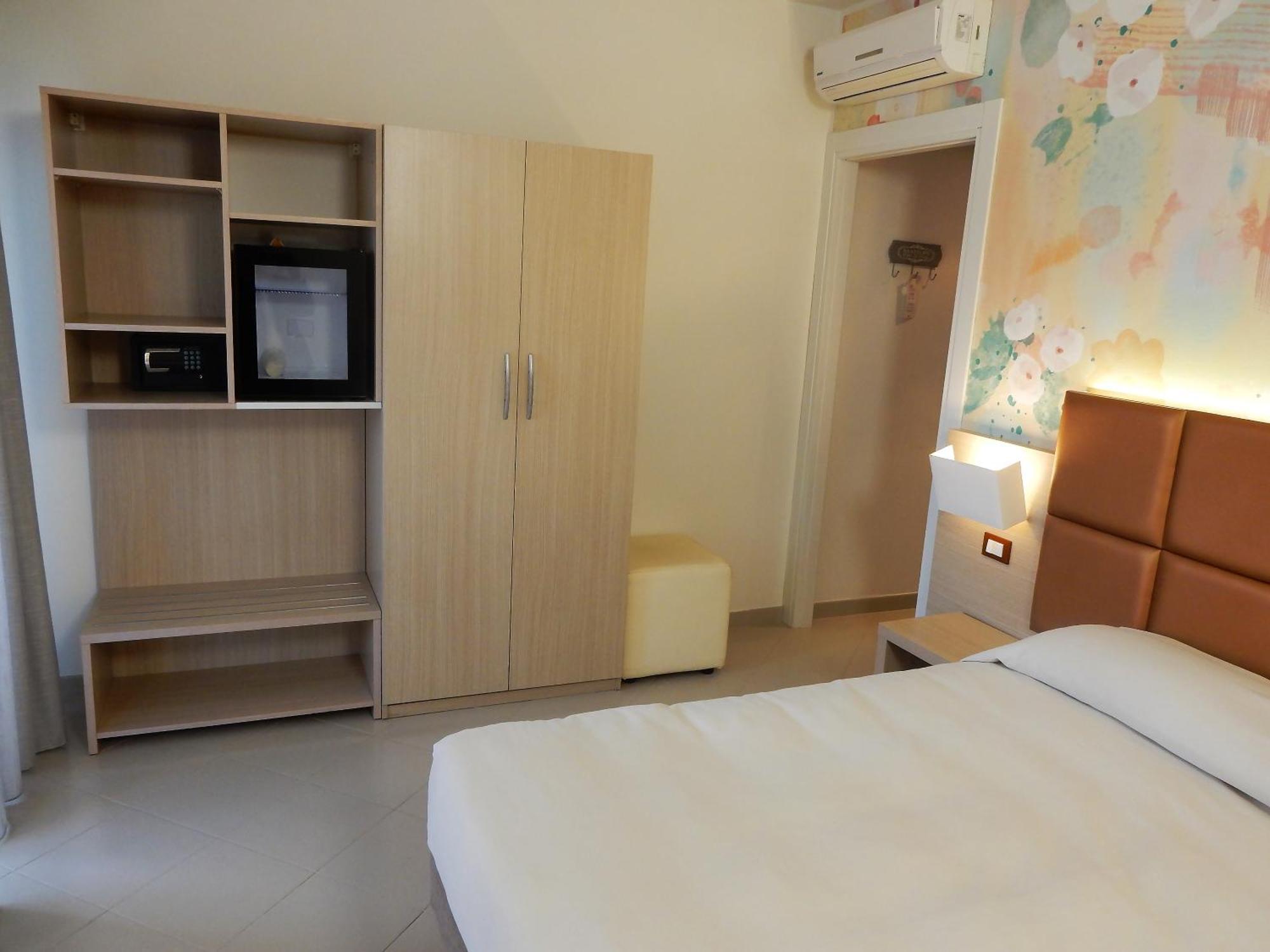 Hotel Kaly Ventimiglia Buitenkant foto