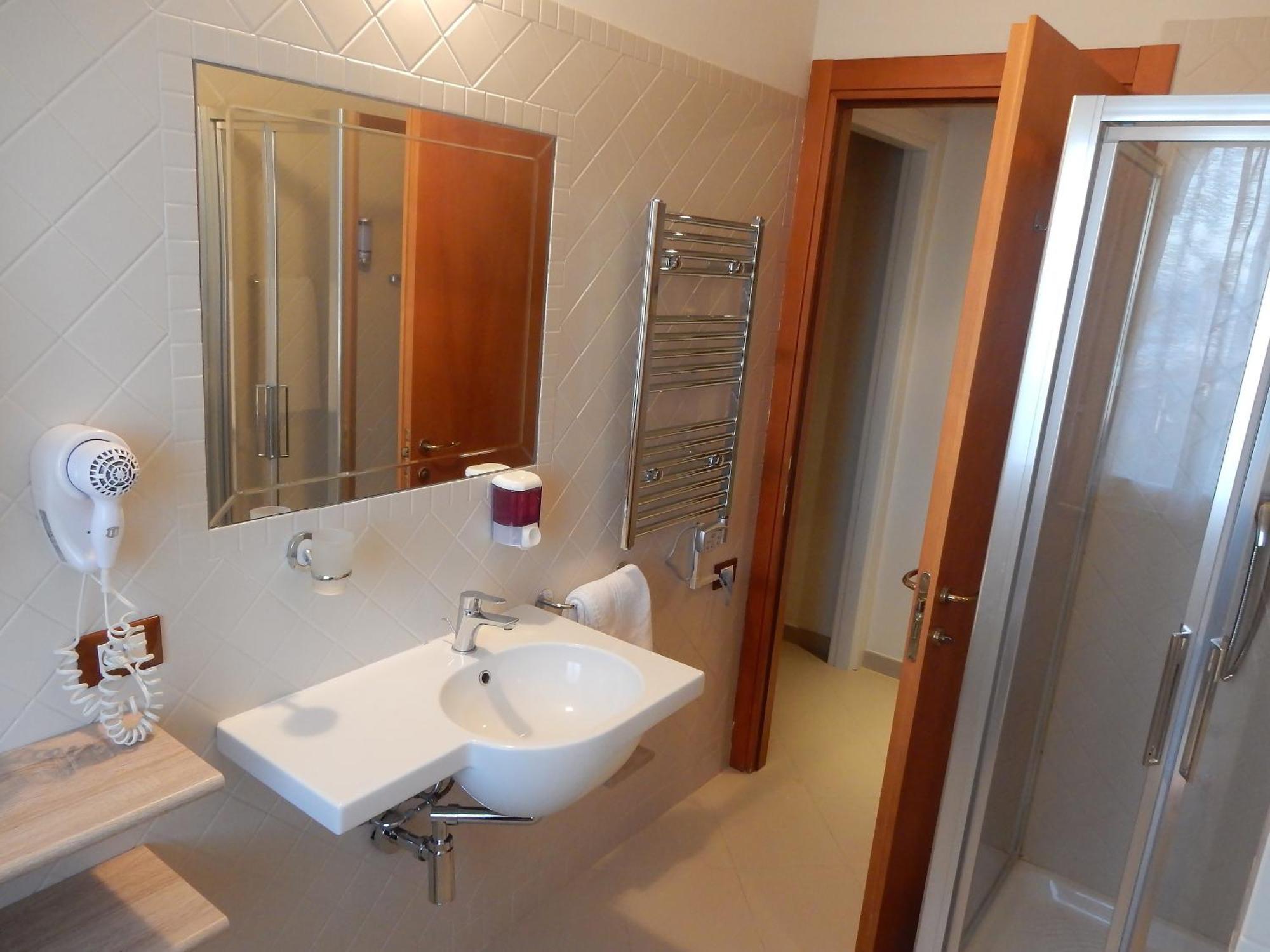 Hotel Kaly Ventimiglia Buitenkant foto
